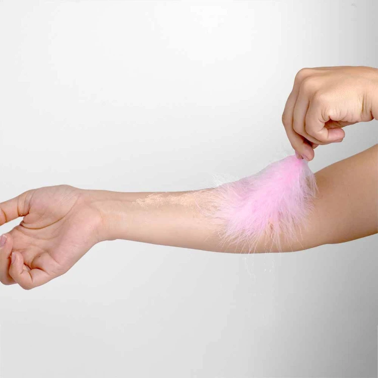 piórko z jadalnym pudrem SPARKLING STRAWBERRY EDIBLE POWDER & FEATHER TICKLER KIT