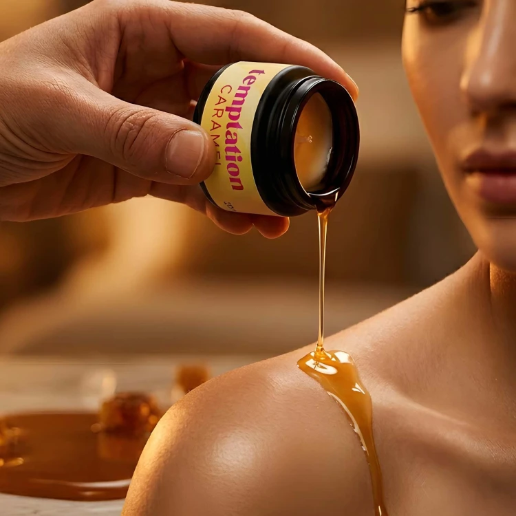 świeca do masażu CRUSHIOUS TEMPTATION MASSAGE CANDLE WITH PHEROMONES AND TOFFEE CARAMEL AROMA