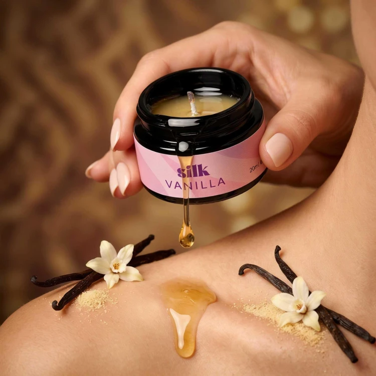 świeca do masażu CRUSHIOUS SILK MASSAGE CANDLE WITH PHEROMONES AND VANILLA SCENT