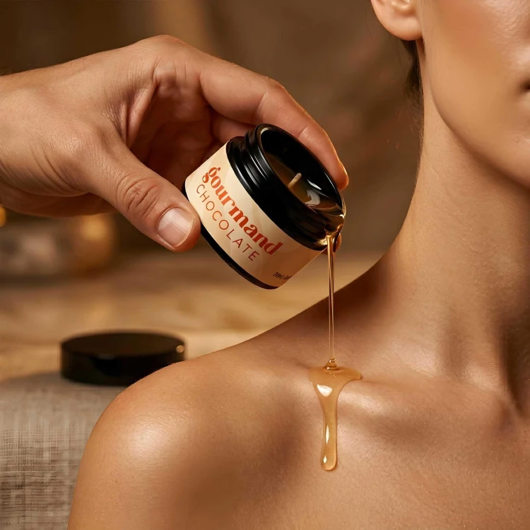 świeca do masażu CRUSHIOUS GOURMAND MASSAGE CANDLE WITH PHEROMONES AND CHOCOLATE SCENT