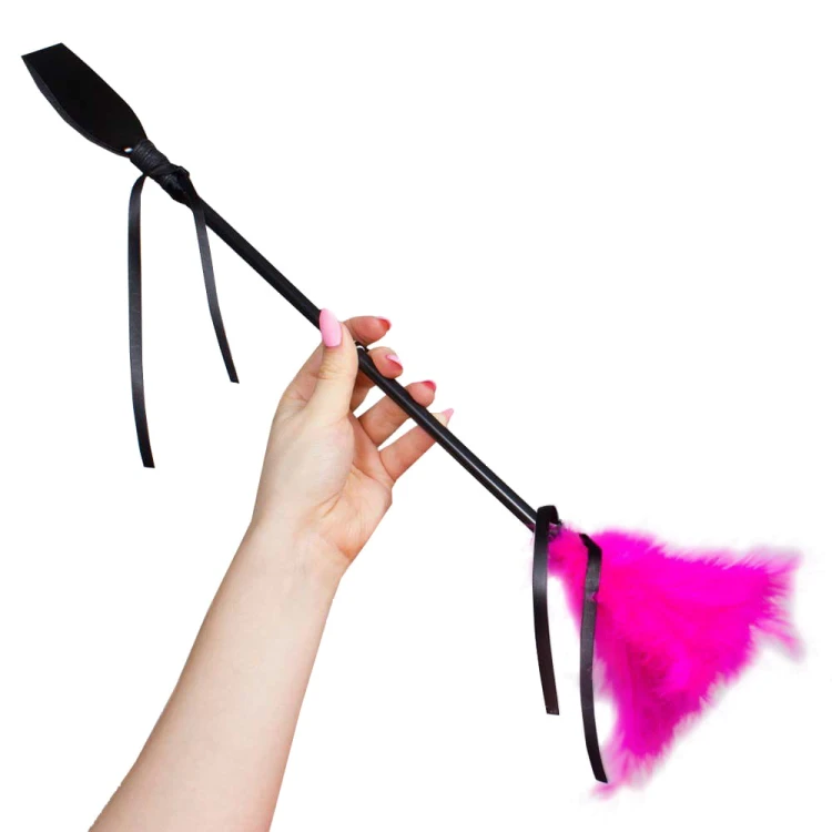Szpicruta-z-piórkami-do-zabaw-w-sypialni-Fuchsia-Feather-Tickler-&amp;-Riding-Crop-różowy-puszek.jpg
