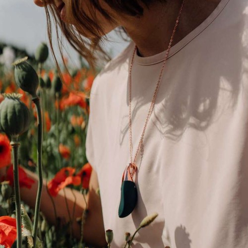 Dyskretny-masażer-dla-kobiet-w-formie-zawieszki-na-łańcuszku-Vibrating-Necklace-Liberty-Leaf-od-Lola-Games-Lola-Games-Ekskluzywny-gadżet.jpg