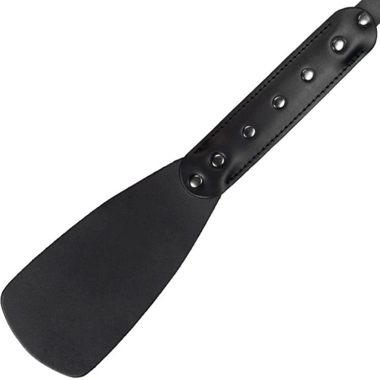 pejcz-bicz-bdsm-czarna-paski-skóra-naturalna-zabawa-eksploracja-erotyka-seks-ostry-sekxshop-sklep-erotyczny-dominacja-kary-paseczki-doznania-krępowanie-packa-klapsy.jpg