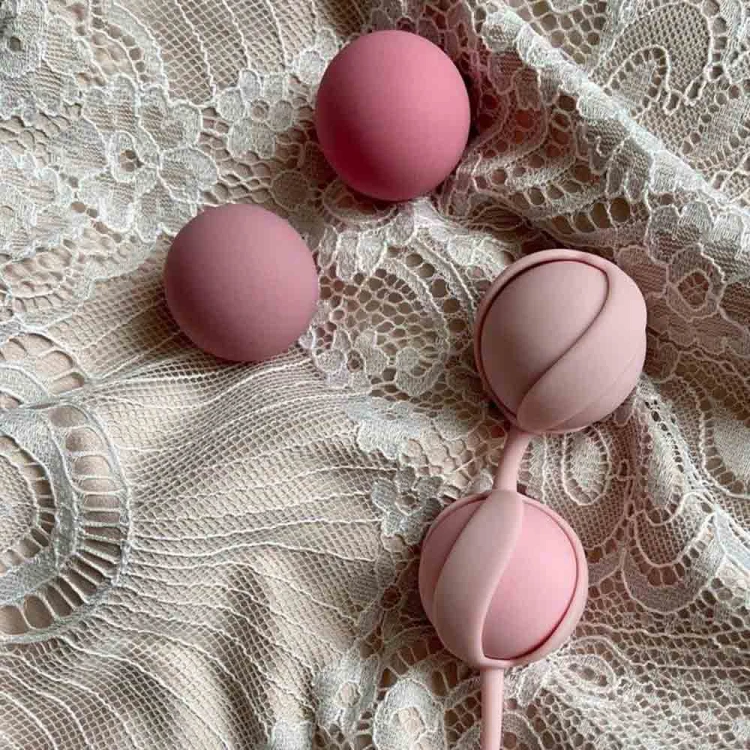 Kulki-dopochwowe-do-stymulacji-4-sztuki-z-ciężarkami-Valkyrie-Pink.jpg