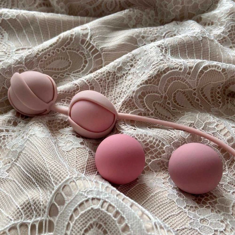 Kulki-dopochwowe-do-stymulacji-4-sztuki-z-ciężarkami-Valkyrie-Pink.jpg